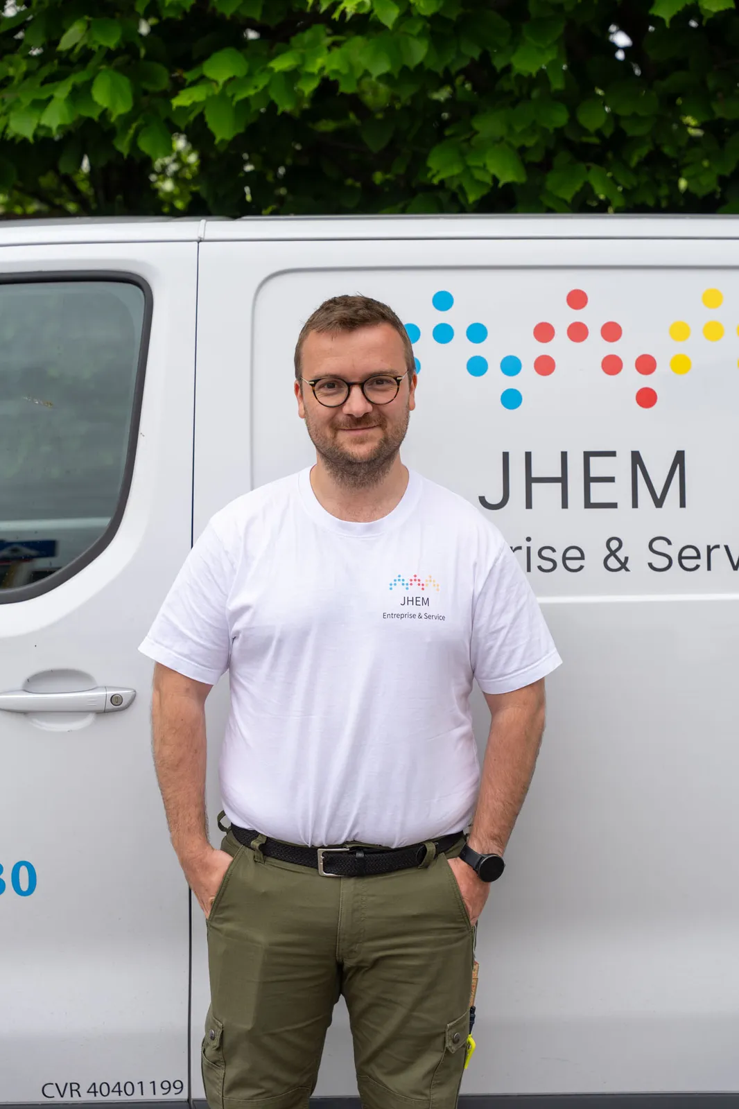Johannes foran JHEM Entreprises firmabil