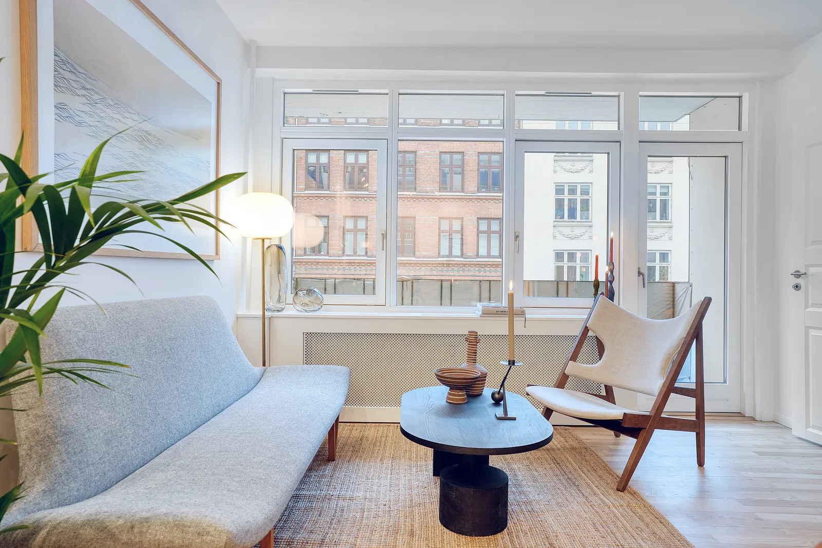 Den lyse stue med nyt gulv og møbler efter renoveringen